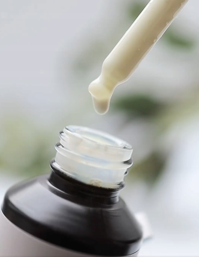 Modelka aplikująca Emulsję SPF 50