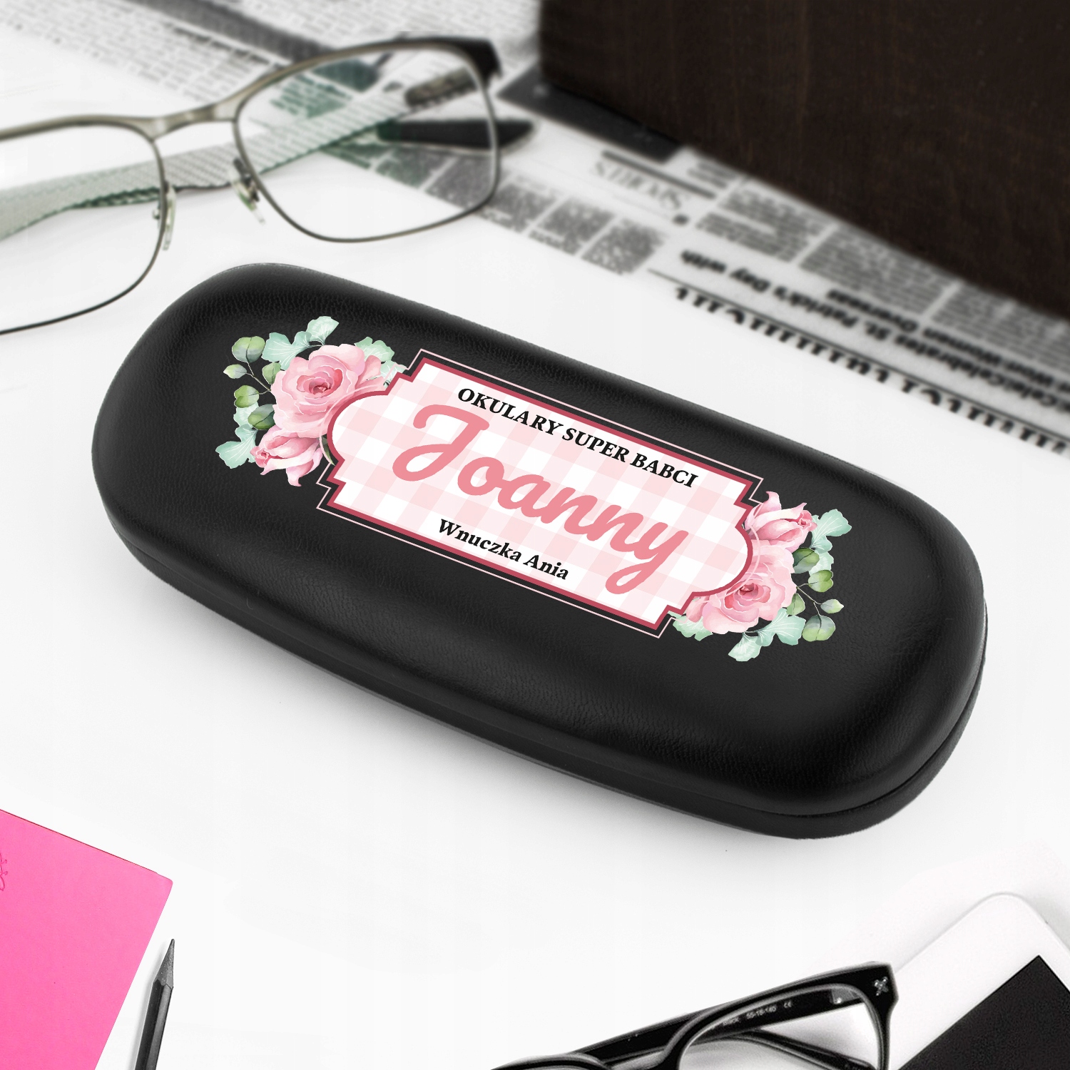 Czarne etui z kolorowym nadrukiem imienia dla babci dziadka wybór wzorów