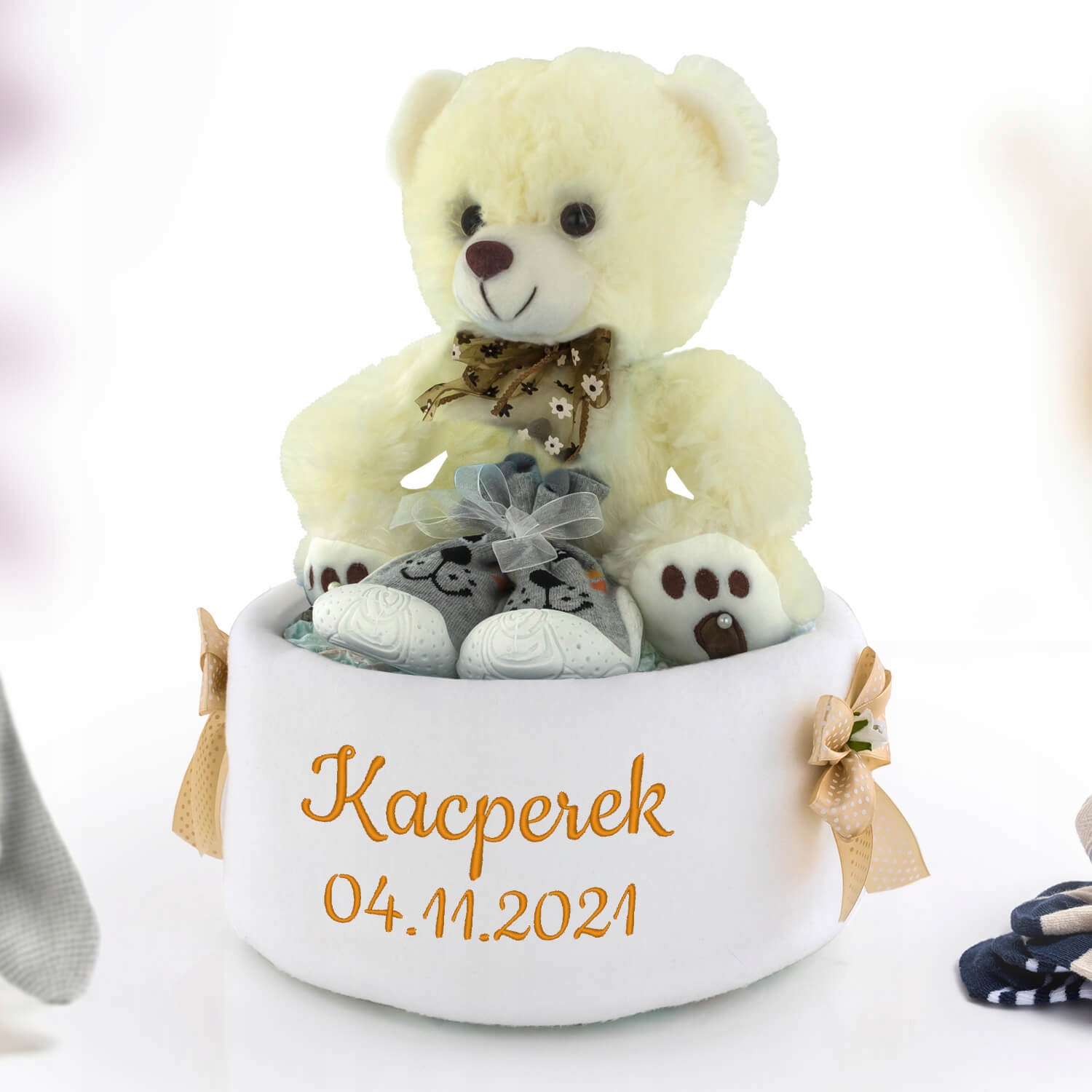 Tort z pampersów rozmiar 3 miś kocyk z haftem Prezent na chrzest roczek