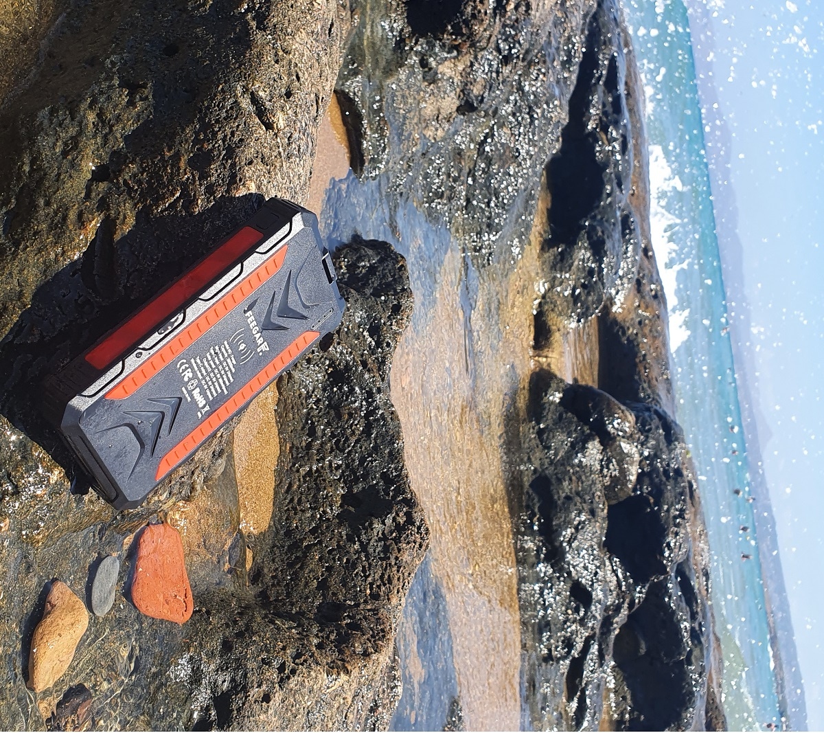 Power bank Solarny Feegar 36000mah 20W 4x USB-C QI  IP65 Latarka