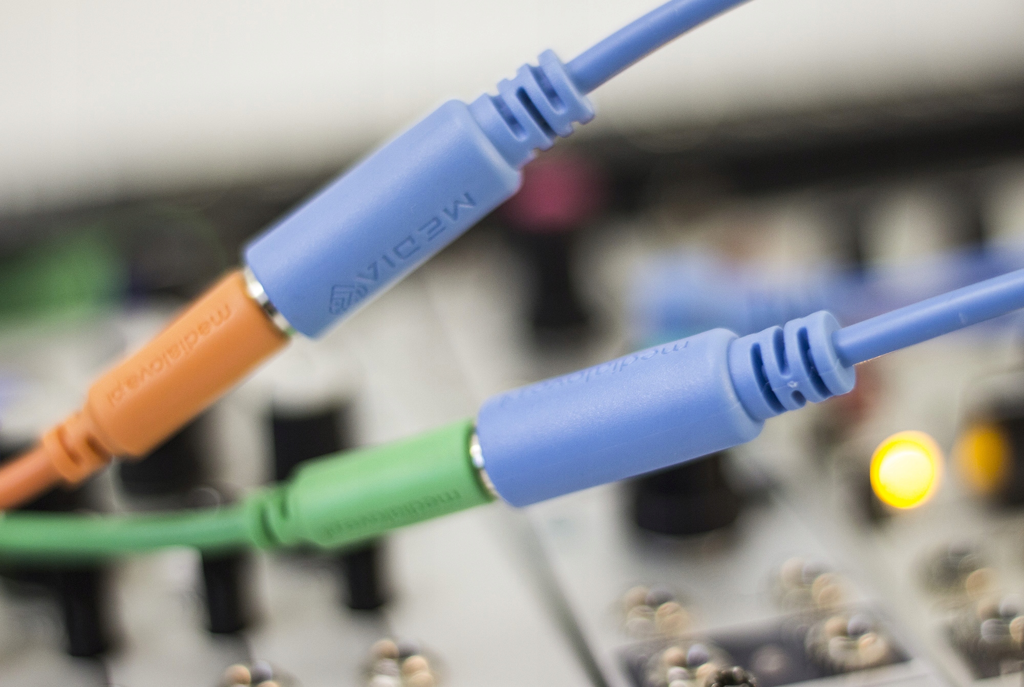 Zestaw kabli idealnie nadaje się do przesyłania sygnału audio w syntezatorach modularnych