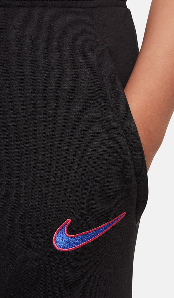 Czarne spodnie juniorskie Nike FC Barcelona Dri-FIT DB8183-014 M z logo FC Barcelona