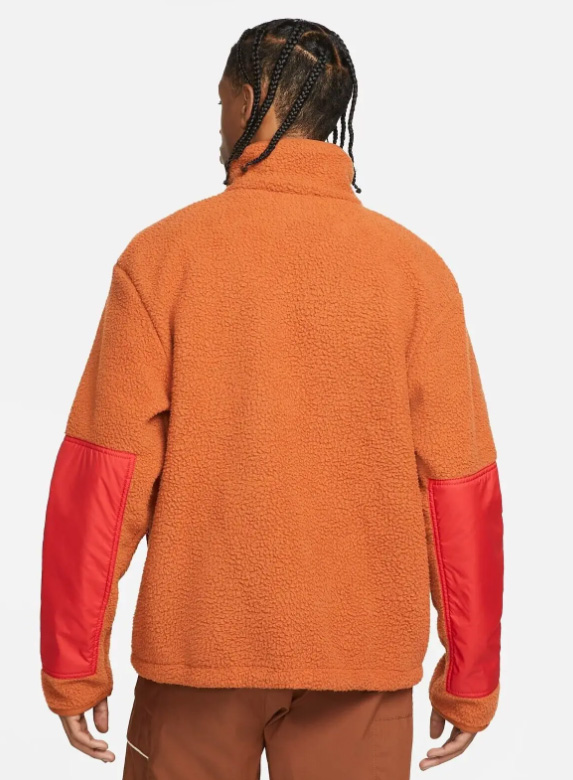 Męski pomarańczowy polar Nike Sportswear DD5021-246 L bok z czerwonymi wstawkami