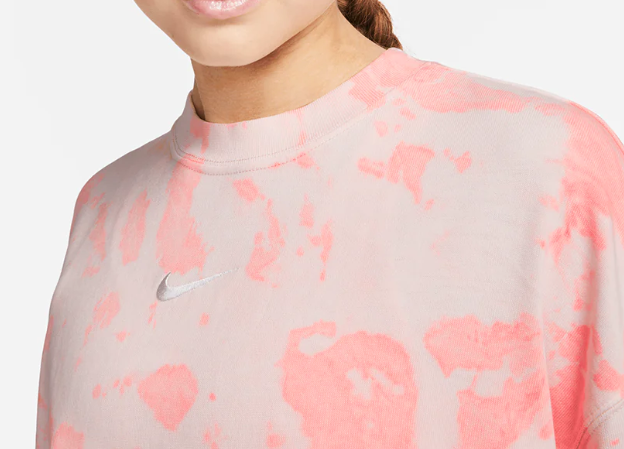 Damska różowa bluza Nike Cloud-Dye DQ6156-635 L bok z luźnym krojem oversize