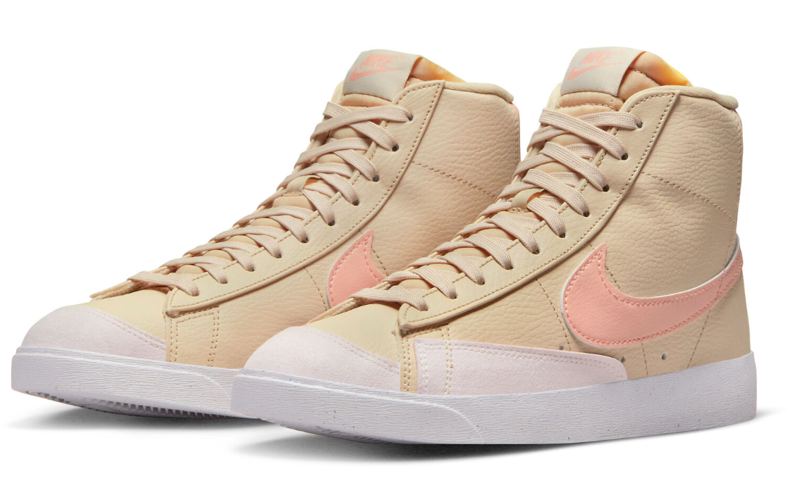 Beżowe damskie sneakersy Nike Blazer Mid '77 Next Nature FB0780-100 44,5 przód ze skórzaną cholewką i różowym logo