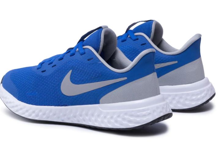 Niebieskie młodzieżowe sneakersy Nike Revolution 5 GS BQ5671-403 r. 35,5 bok z siateczką