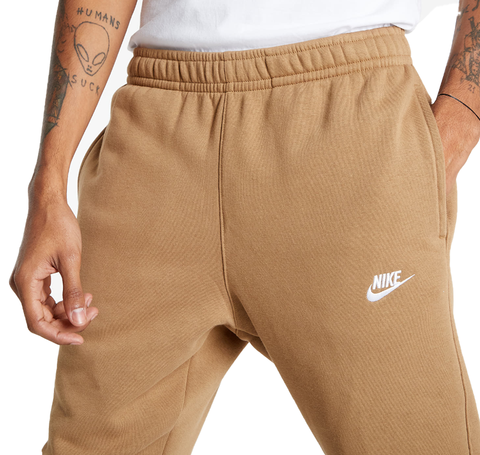 Boczny widok brązowych męskich spodni Nike Sportswear Club Jogger BV2671-258 XL ze ściągaczami