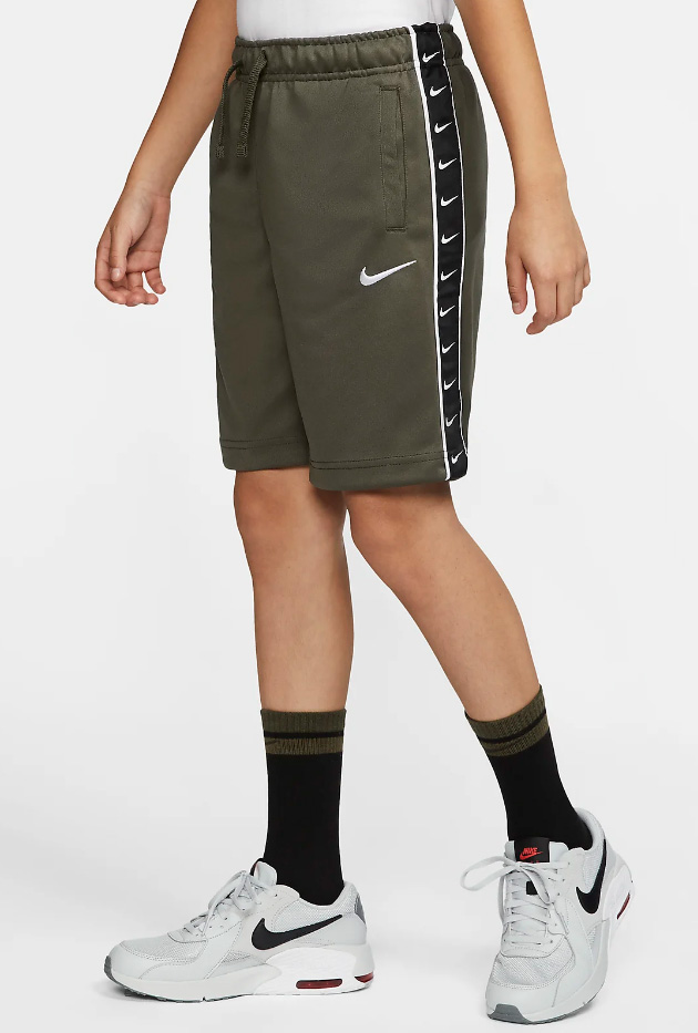 Zielone spodenki juniorskie Nike NSW Swoosh CW3869325 M z białymi lampasami