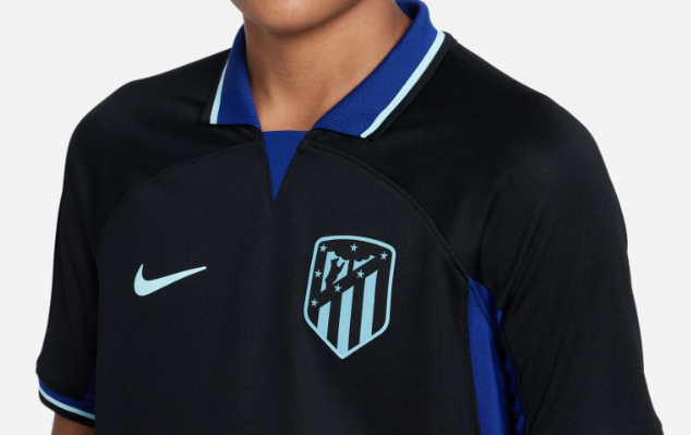 Czarna koszulka junior Nike Atlético de Madrid DJ7842011 S 128-137 cm detal z turkusowymi akcentami