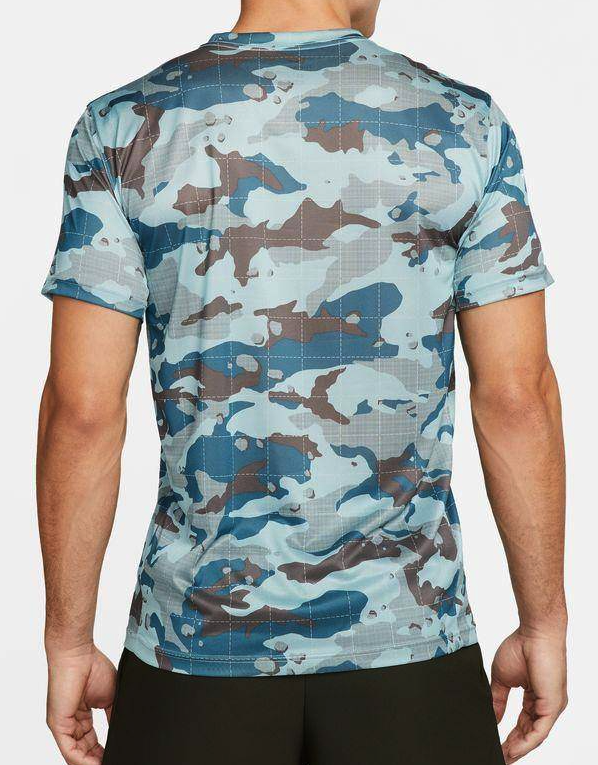 Wielokolorowa męska koszulka Nike Legend Camo Dri-FIT DM5667-366 S tył z wzorem camo