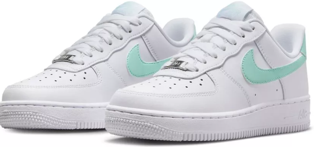 Białe damskie sneakersy Nike Air Force 1 '07 DD8959-113 44,5 z turkusowym Swooshem i skórzanymi powłokami przód