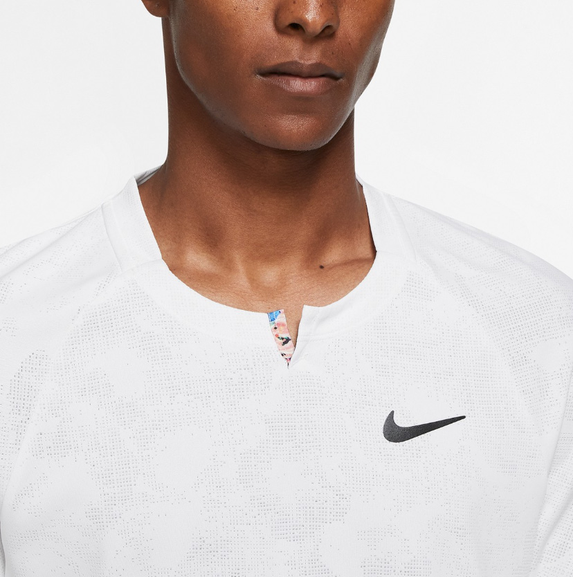 Biała męska koszulka polo Nike Dri-FIT DA4362-100 L detal dekoltu i logo