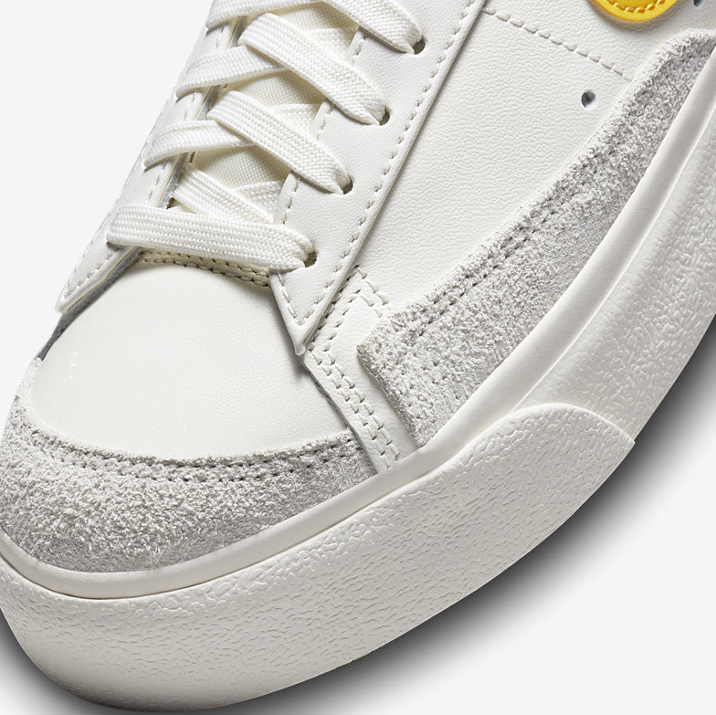 Białe Nike Blazer Low Platform DJ0292-111 – detal podeszwy i Swoosh