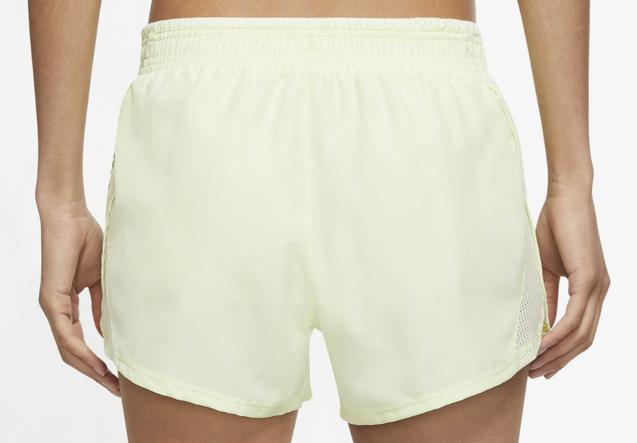 Jasnozielone spodenki damskie Nike Icon Clash XS przód z dużym logo Nike