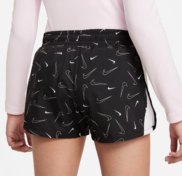 Boczny widok czarnych junior szortów sportowych Nike DD7675-010 XL dla dziewcząt z wentylacją
