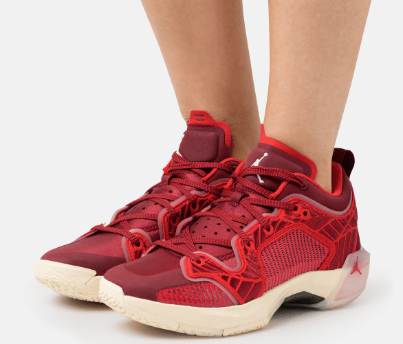 Boczny widok czerwonych damskich butów Air Jordan XXXVII Lift Up DV9989-601 44 z wzmocnieniami bocznymi