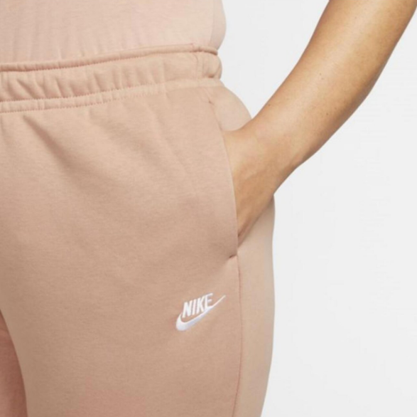 Różowe spodnie dresowe damskie Nike CJ0412-609 2X bok z kieszenią