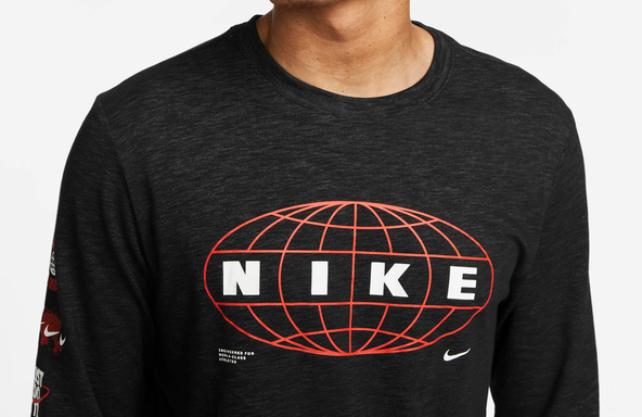 Boczny widok czarnej męskiej koszulki z długim rękawem Nike Dri-FIT Wild Clash DR7541-010 M z mankietami