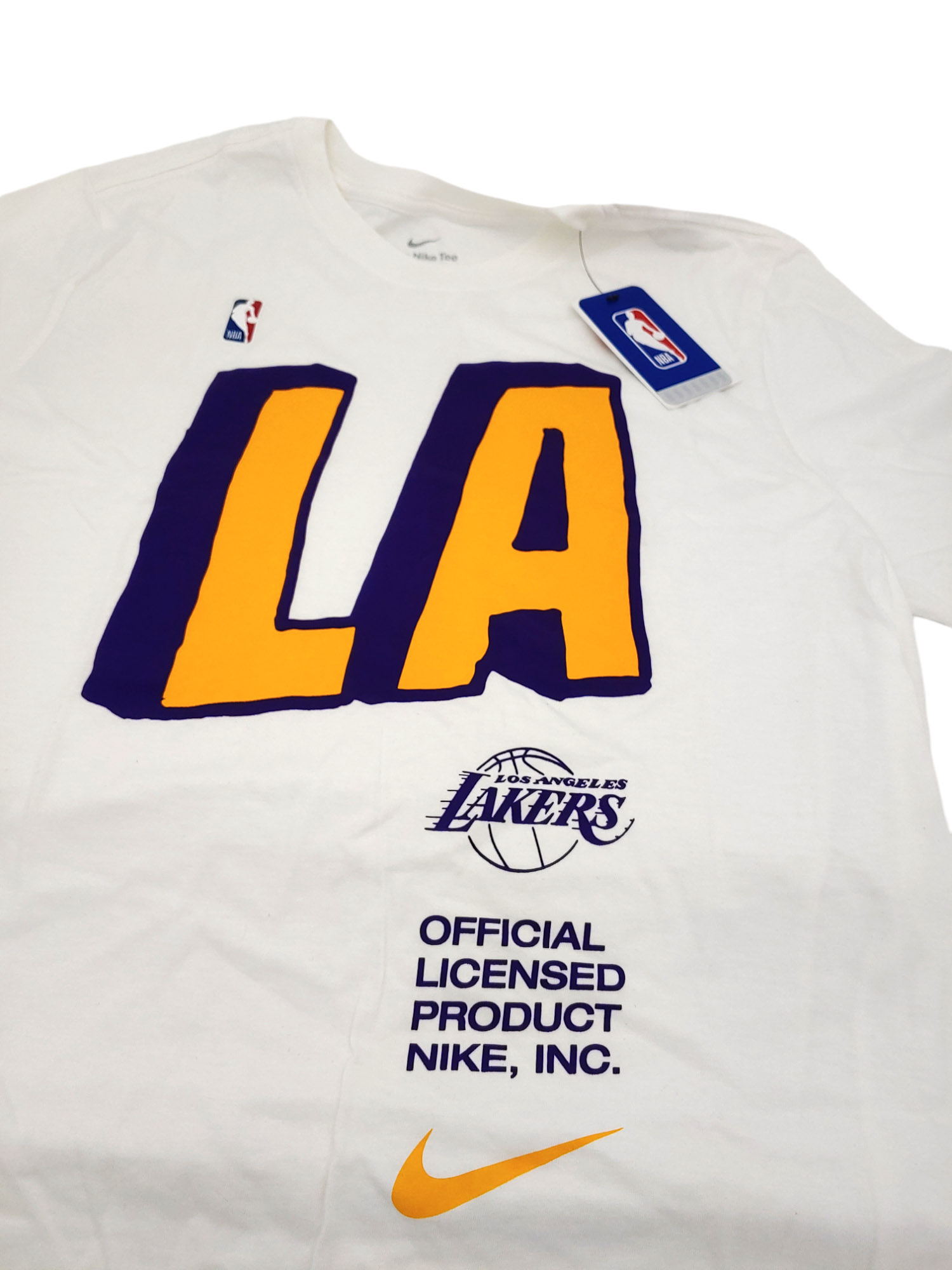 Biała koszulka męska Nike DR6723-100 M bok z logo NBA i stylem streetwear