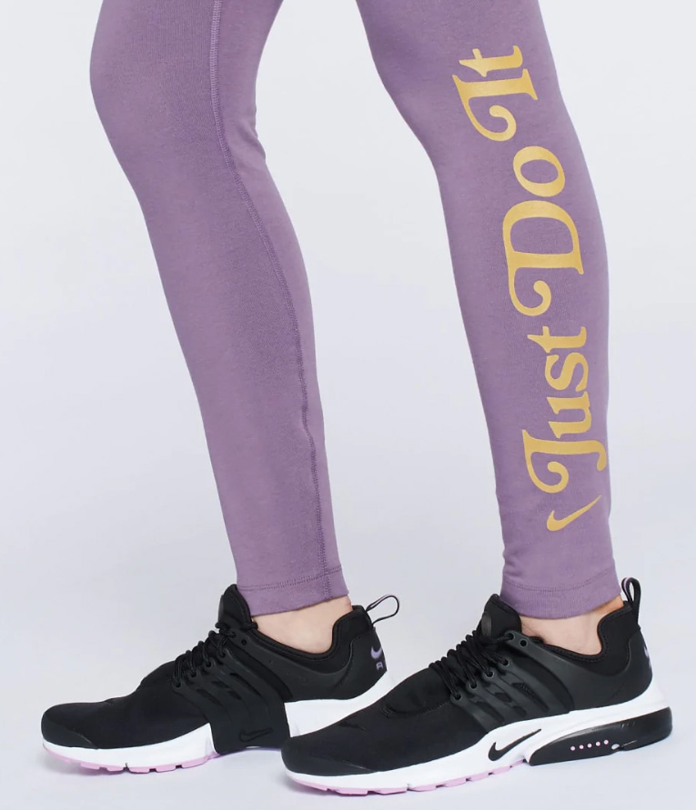 Boczny widok fioletowych damskich legginsów Nike NSW High Rise CZ9282-574 S z pełną nogawką