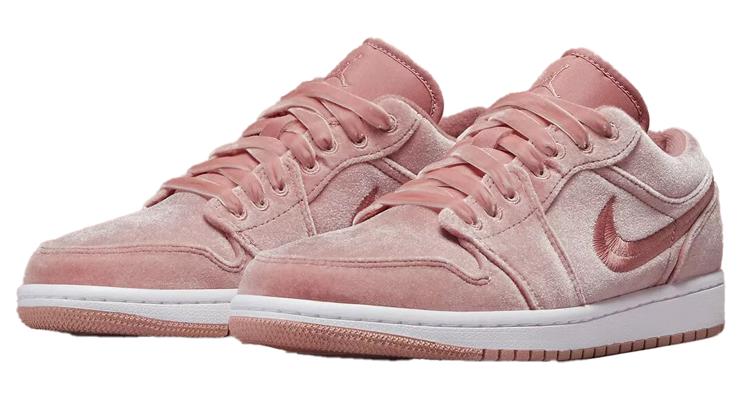Różowe damskie sneakersy Nike Air Jordan 1 Low Pink Velvet DQ8396-600 44,5 przód z aksamitną cholewką