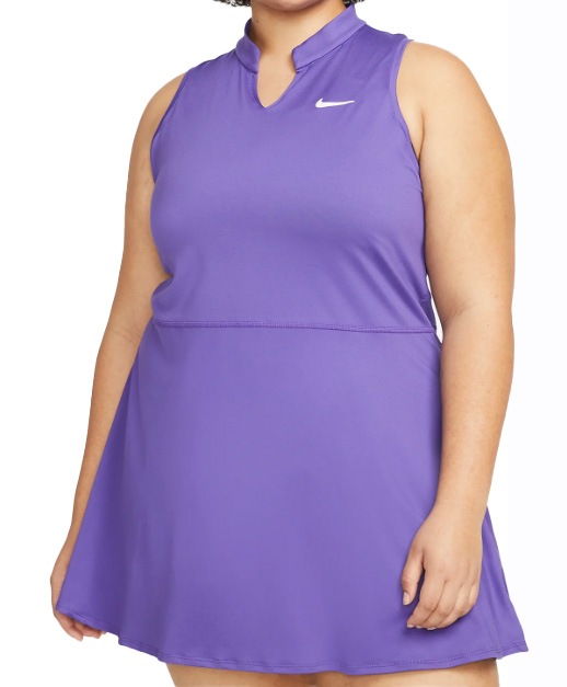 Fioletowa sukienka tenisowa Nike Dri-FIT Victory DD8732-579 plus size 1X tył z plisami i wycięciem