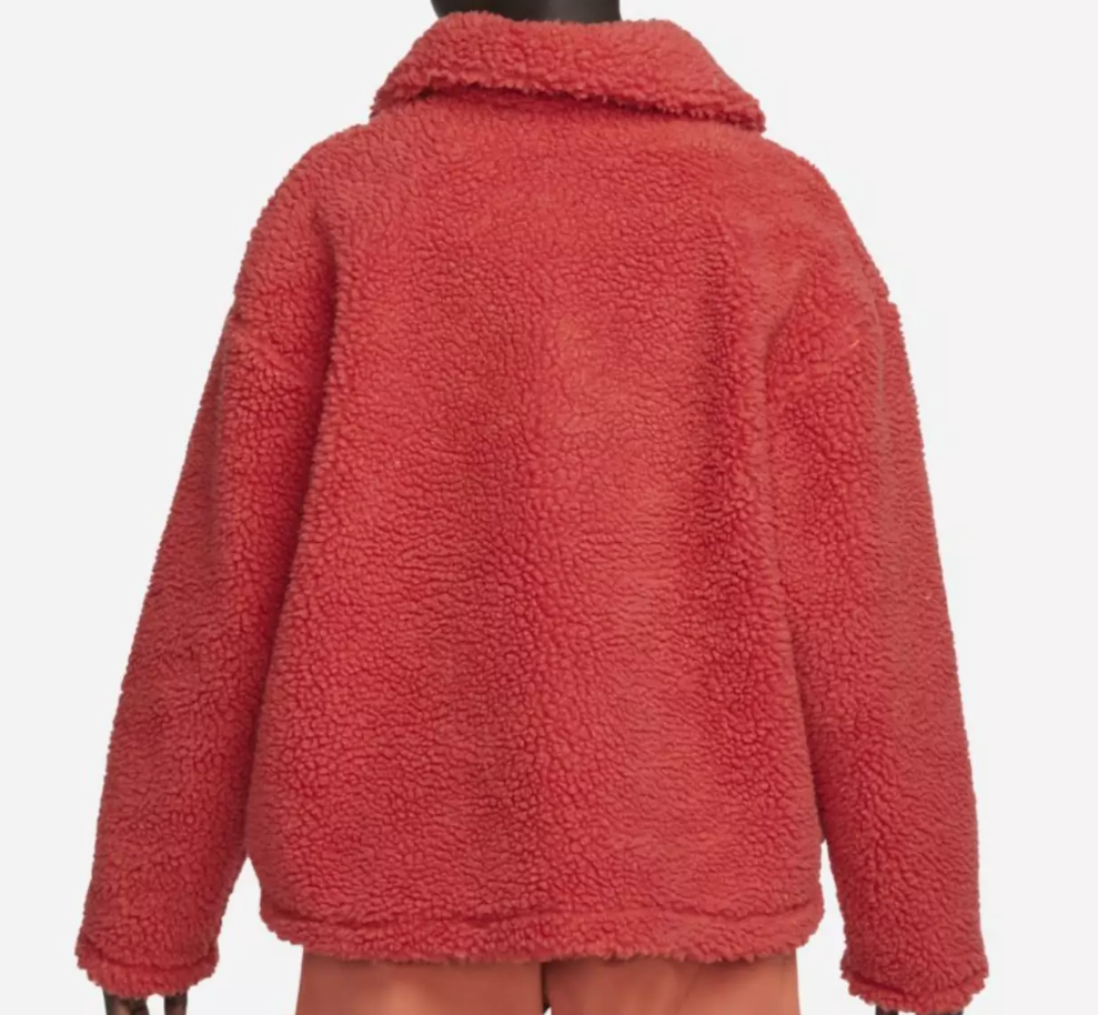 Boczny widok czerwonej damskiej kurtki Nike Sportswear Swoosh Sherpa DD5620-605 S z przednimi kieszeniami