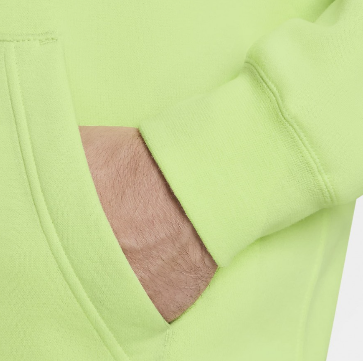 Zielona męska bluza Nike NSW Club Fleece BV2654-736 rozmiar L detal kaptura i dzianiny