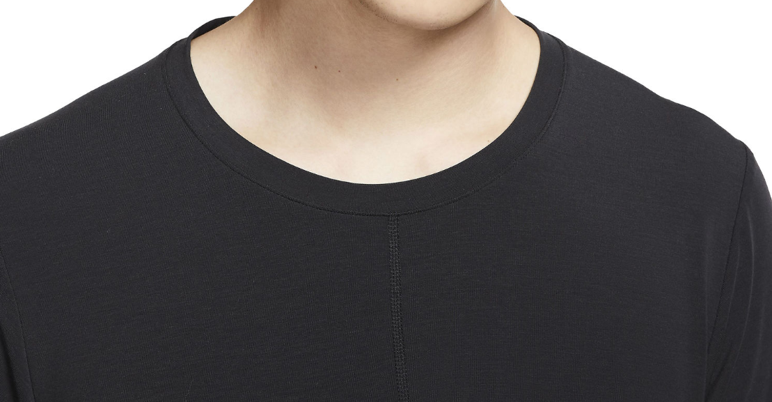 Boczny widok czarnej męskiej koszulki Nike Yoga Dri-FIT Slim Fit BV4034-010 S z krótkim rękawem