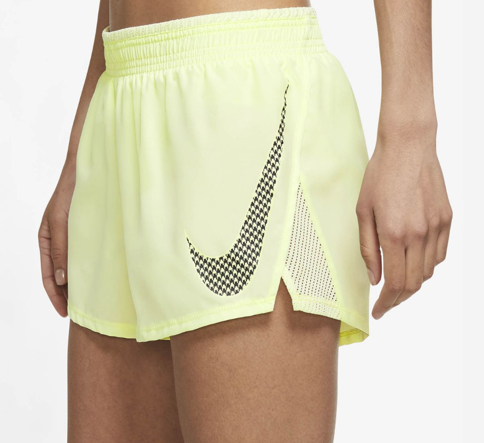 Jasnozielone spodenki damskie Nike Icon Clash XS bok z zakrzywionym brzegiem