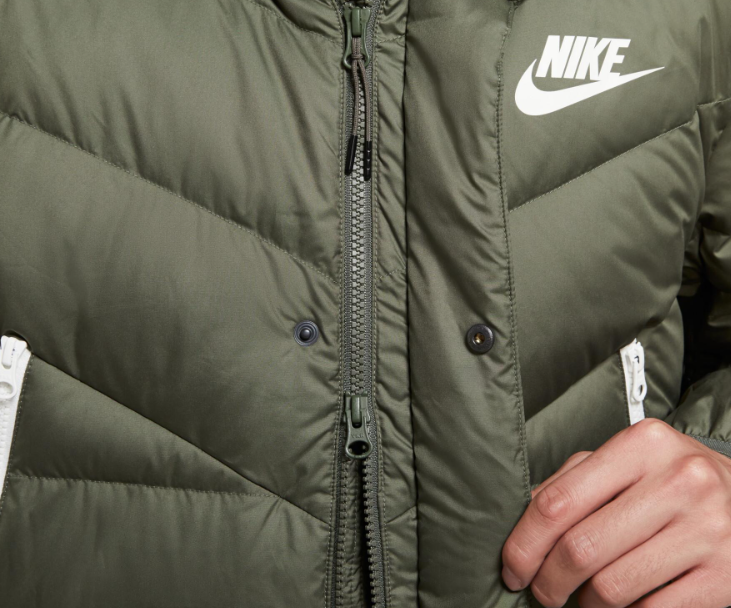 Zielona męska parka Nike Windrunner CU0280-380 M detal zamka i kaptura