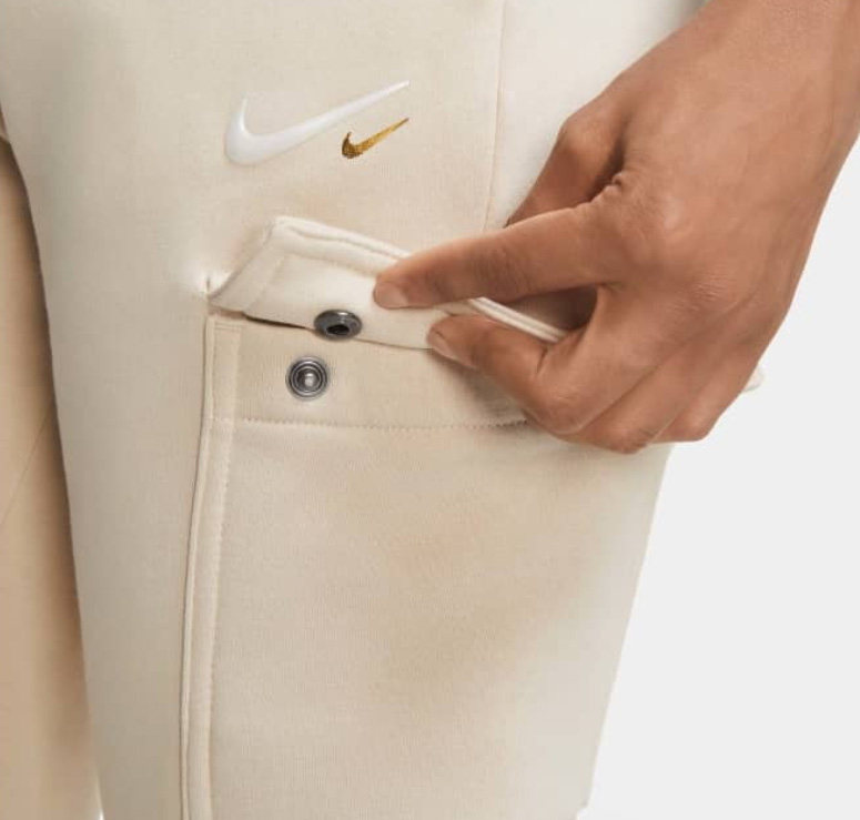 Beżowe spodnie dresowe damskie Nike DC0848-140 L przód z kieszeniami cargo