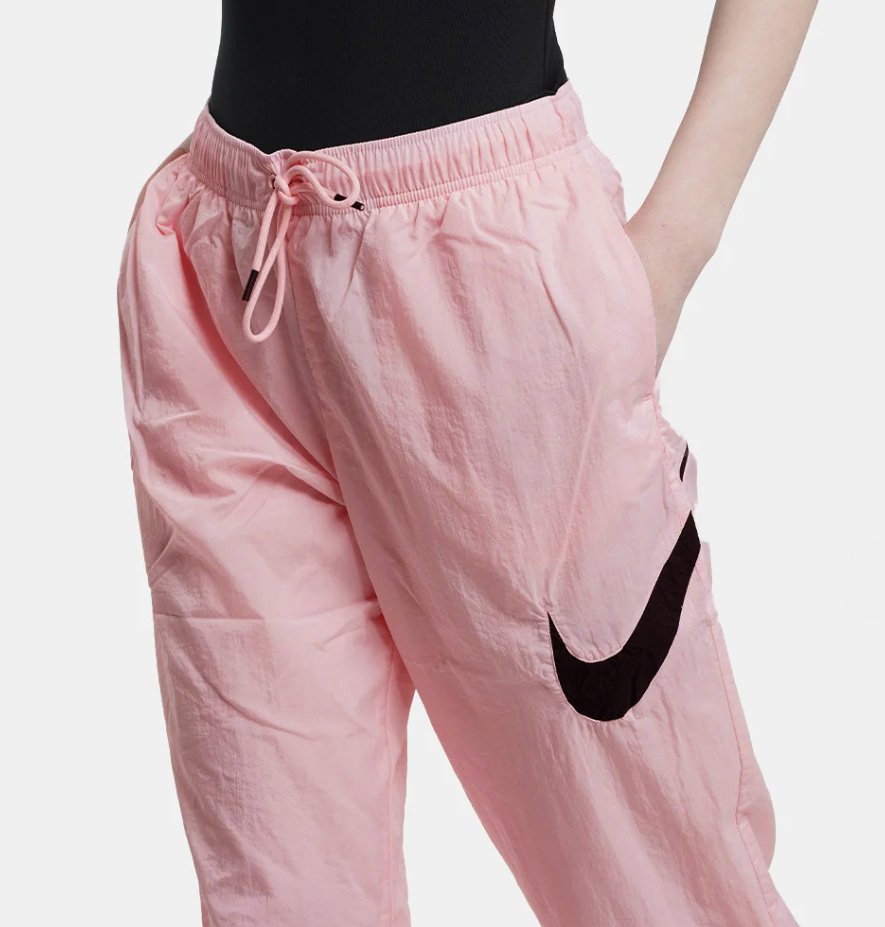 Różowe spodnie damskie Nike DM6183-610 M bok z kieszenią