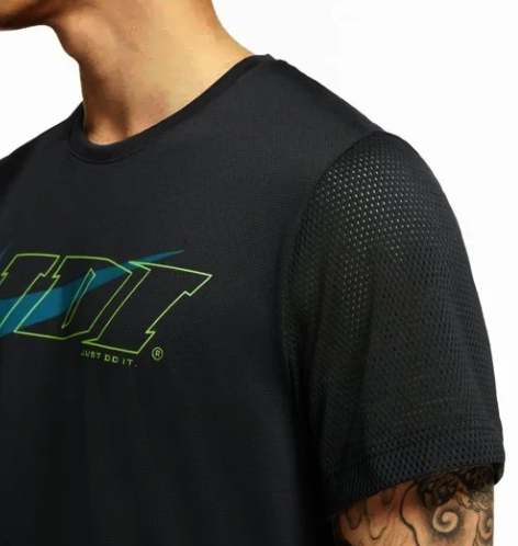 Boczny widok czarnej męskiej koszulki Nike Sport Clash Dri-FIT DN4275-010 S z prążkowanymi mankietami