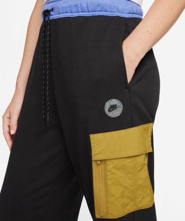 Czarne spodnie dresowe damskie Nike FB2189-010 XS detal kieszeni cargo