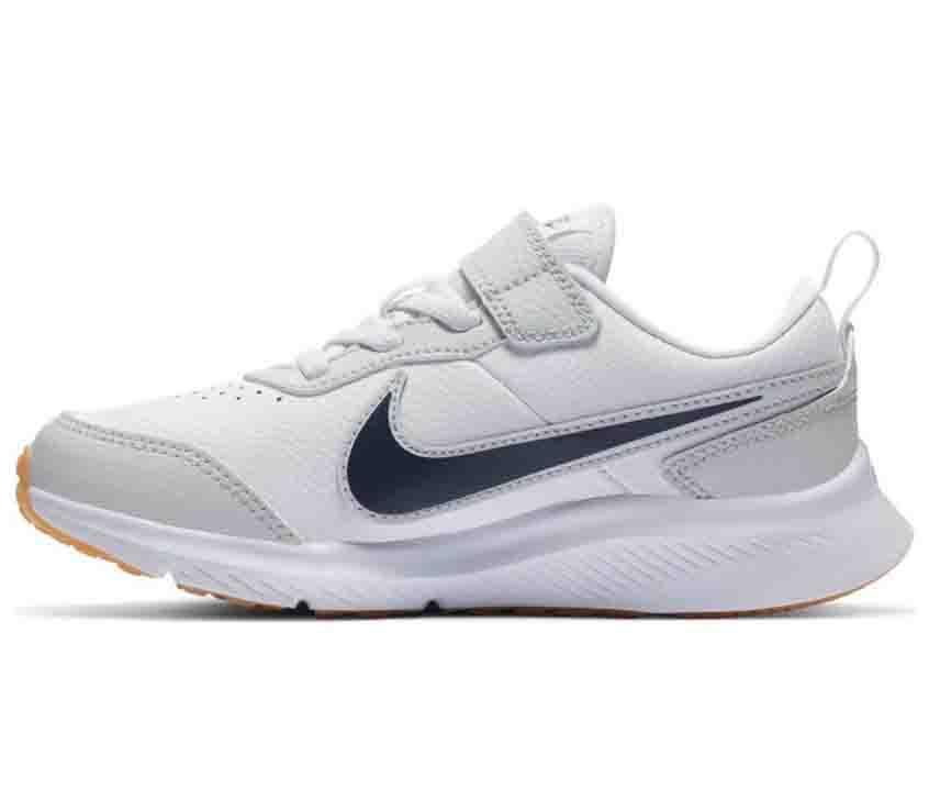 Boczny widok białych junior butów Nike Varsity Leather PSV CN9393-100 35 z gwiazдами w podeszwie