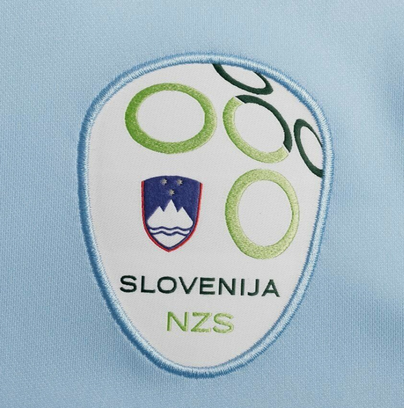 Biało-niebieska koszulka Nike Slovenija CD1055-436 S 128-137 cm z wyszywanym herbem