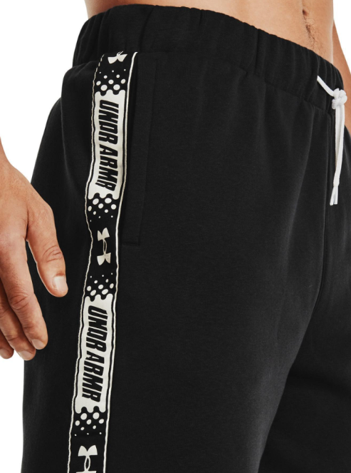 Czarne męskie spodenki Under Armour Perimeter Loose 1361919001 L przód z logo