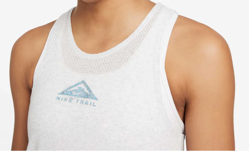 Szara damska koszulka Nike Trail CZ9553-078 L detal materiału Dri-FIT