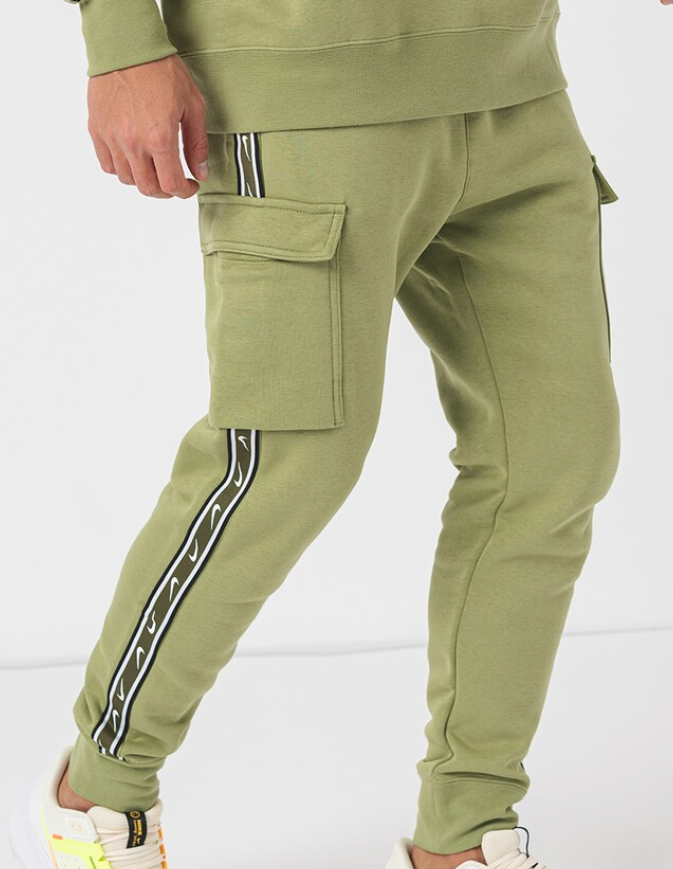 Boczny widok zielonych męskich spodni Nike Cargo Joggers Repeat Fleece DX2030-334 L ze ściągaczami