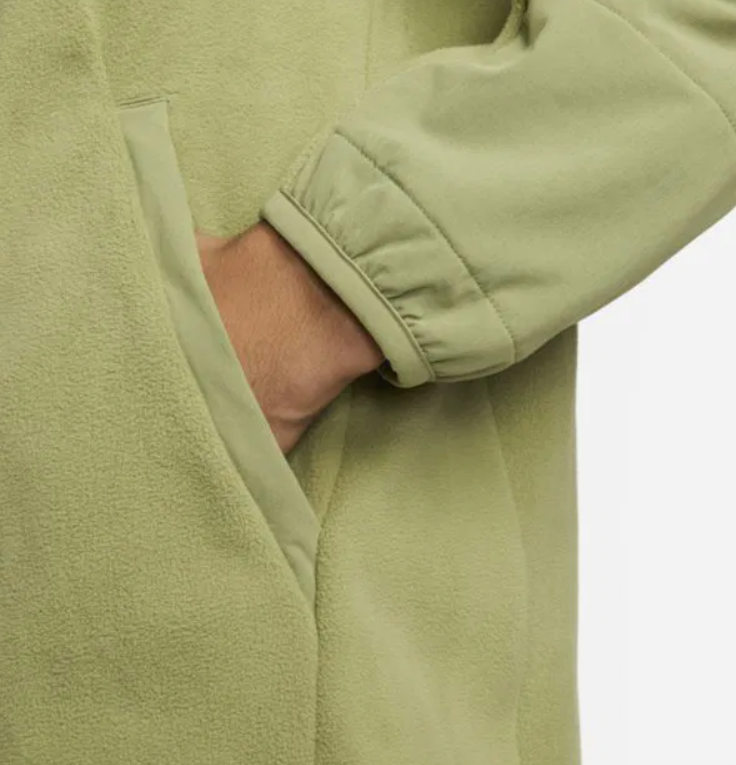 Boczny widok zielonej męskiej bluzy Nike Therma-FIT Ciepła Treningowa DA5711-493 XL z kieszeniami na zamek