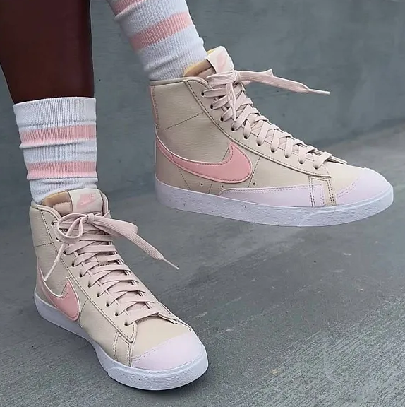 Boczny widok beżowych damskich butów Nike Blazer Mid '77 Next Nature FB0780-100 44,5 z zamszowymi akcentami i specjalnym wykończeniem podeszwy