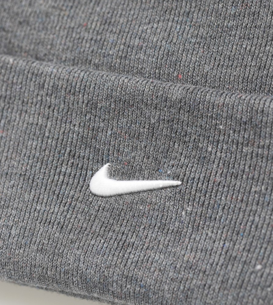 Szara unisex czapka Nike Beanie Utility Nushred DV3348-084 One Size przód z prążkowaną dzianiną