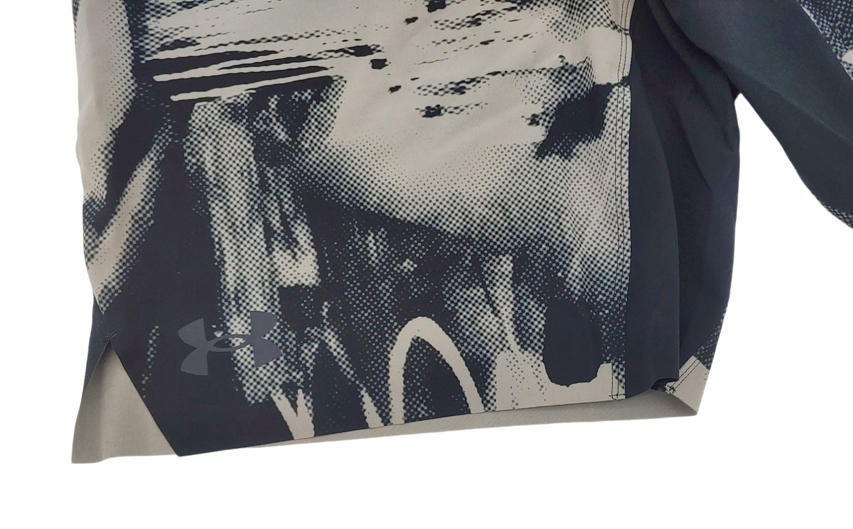 Camo męskie spodenki Under Armour Reign Loose HeatGear 1361515001 L detal kieszeni i wzoru