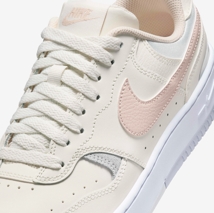 Boczny widok białych damskich butów Nike Gamma Force DX9176-111 36,5 z różowym logo i wzmocnioną piętą