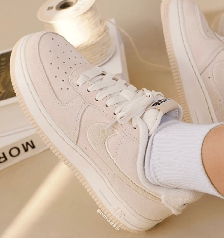 Boczny widok beżowych damskich butów Nike Air Force 1 '07 Sanddrift Fleece DQ7583-001 43 z gumową podeszwą