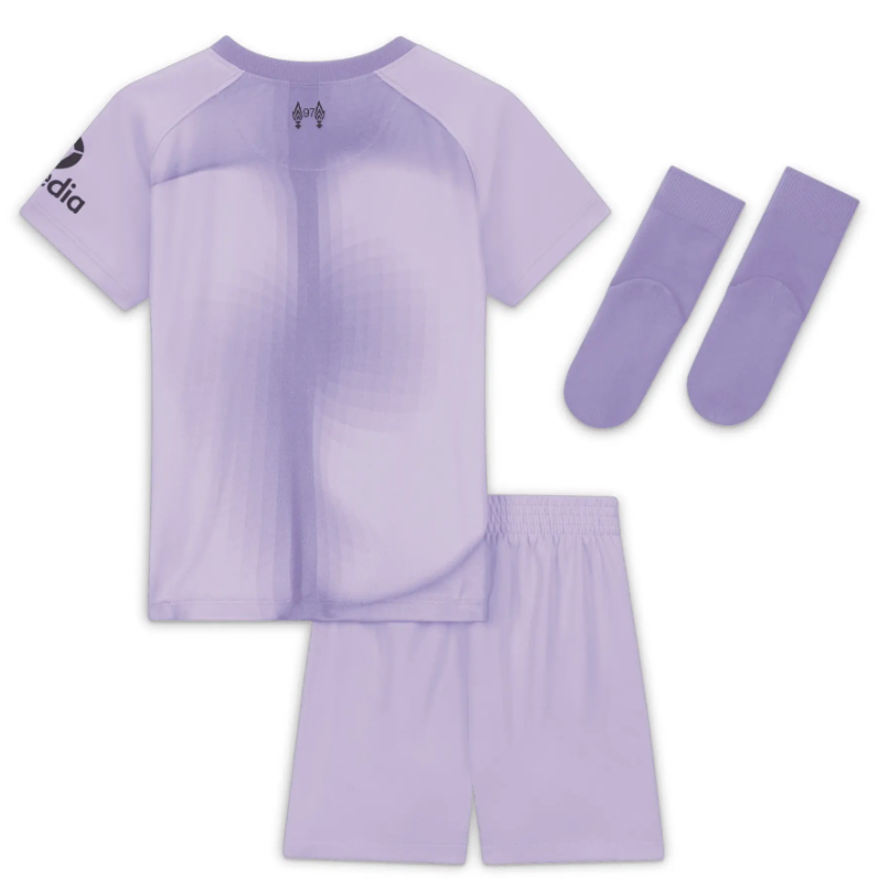 Fioletowy komplet piłkarski Nike Liverpool DM8176582 9-12m 75-80 cm detal z logo Nike Swoosh
