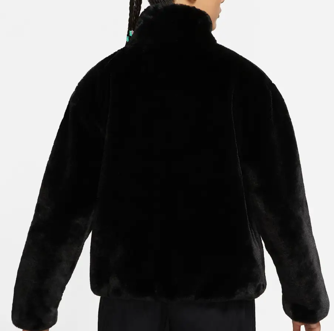 Czarna kurtka Nike futro – detal futerka i zamka