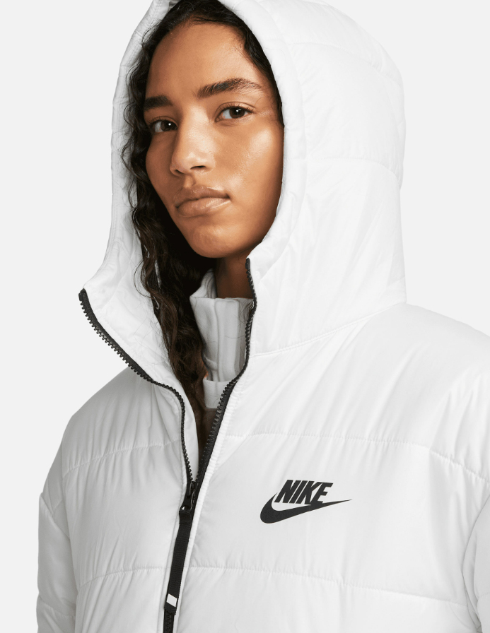 Biała damska kurtka parka Nike Sportswear Therma-FIT Repel Loose DX1798-121 S przód z zamkiem full zip