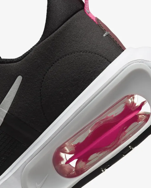 Boczny widok czarnych damskich butów Nike Air Max Interlock DQ2904-004 44 z tkami elementami i gumową podeszwą